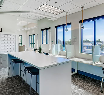 Bright office with large windows and ergonomic workstations in Spain. Ideal for professional work environments, promoting productivity and comfort.